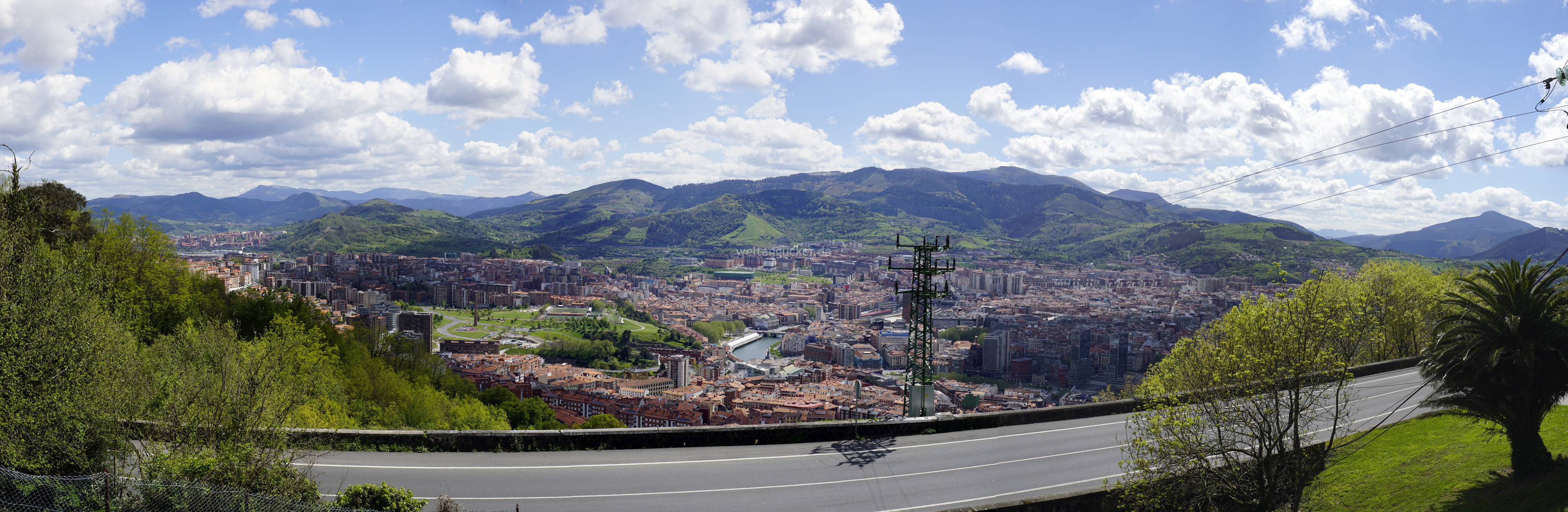 Blick über Bilbao von der Bergstation des Funicular de Artxanda (Bilbao, Baskenland, Spanien)