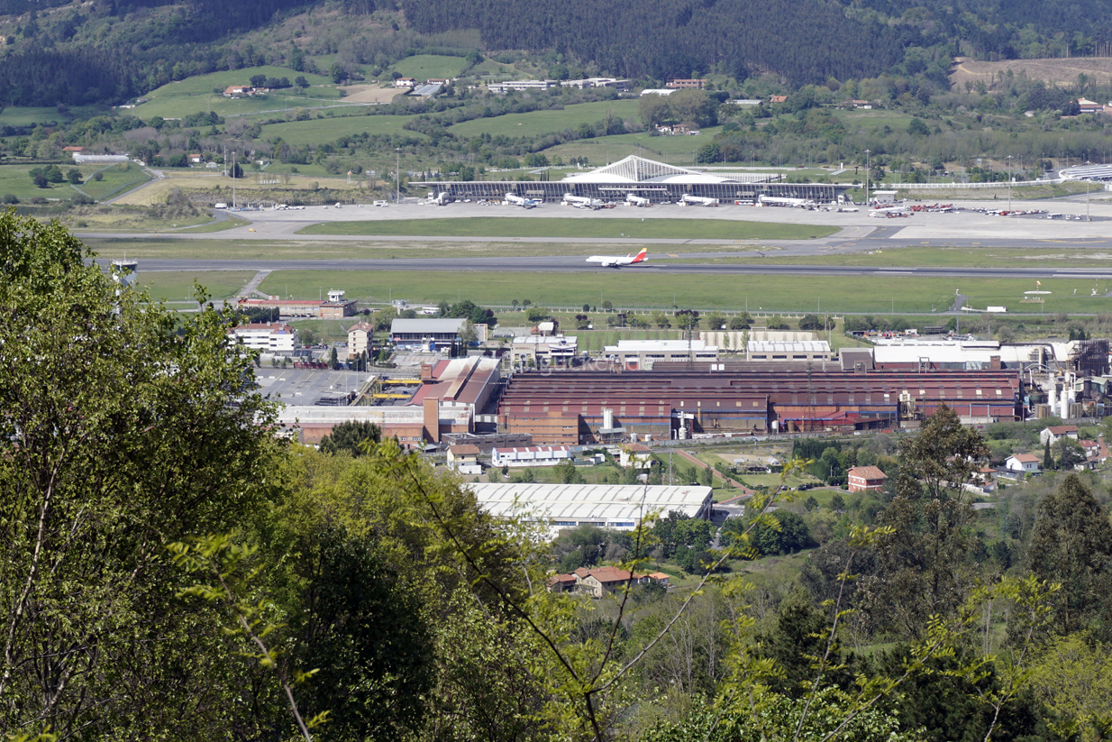 Blick über den Flughafen BIO (Bilbao, Baskenland, Spanien)