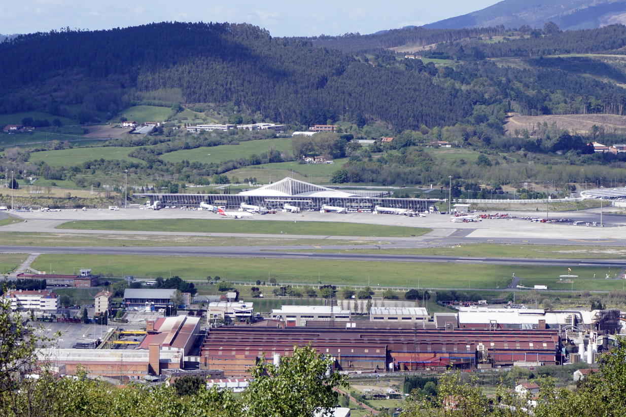Blick über den Flughafen BIO (Bilbao, Baskenland, Spanien)
