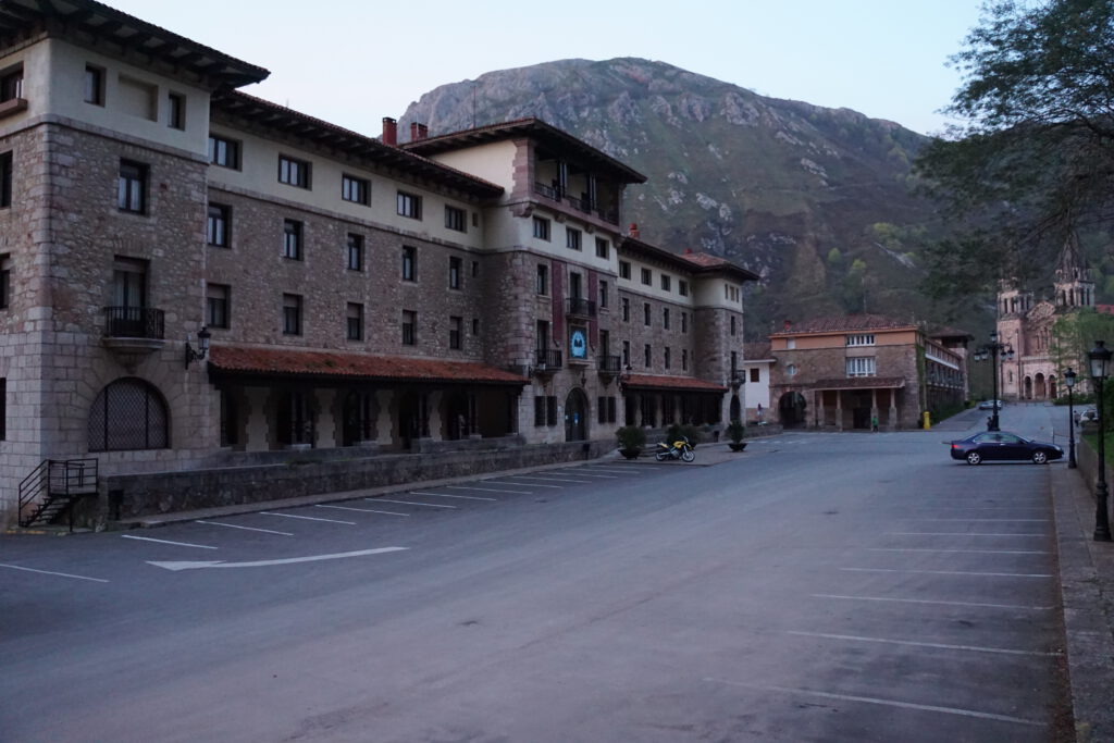 Museum und Chorschule, dahinter Post und Pfarrhaus des Santuario de Covadonga