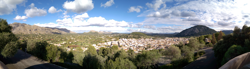 Blick vom Puig del Calvari auf Pollença, Mallorca
