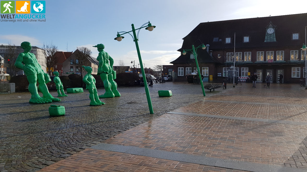 1/19 - &quot;Reisende Riesen im Wind&quot; von Martin Wolke vor dem Bahnhof Westerland (Sylt, Schleswig-Holstein)
