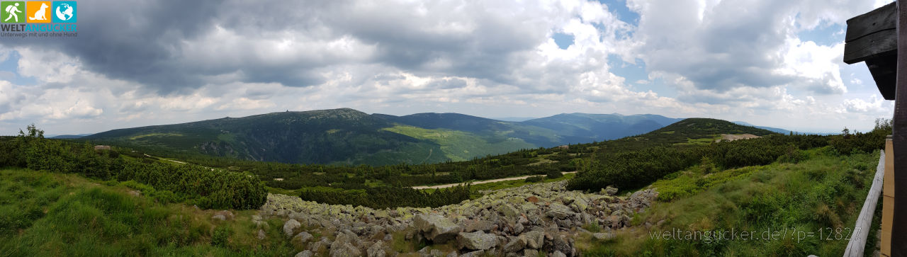Blick vom Hanč– und Vrbata-Denkmal auf Riesengebirge (Goldhöhe, Riesengebirge, Tschechien)
