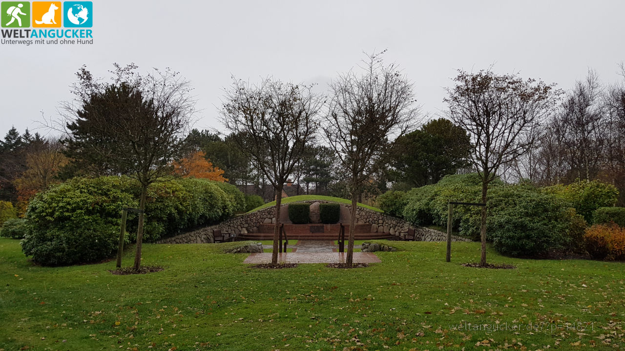2/10 - "Denkmal der Verstorbenen der Weltkriege" im Avenarius-Park (Kampen, Sylt, Nordfriesland, Schleswig-Holstein)