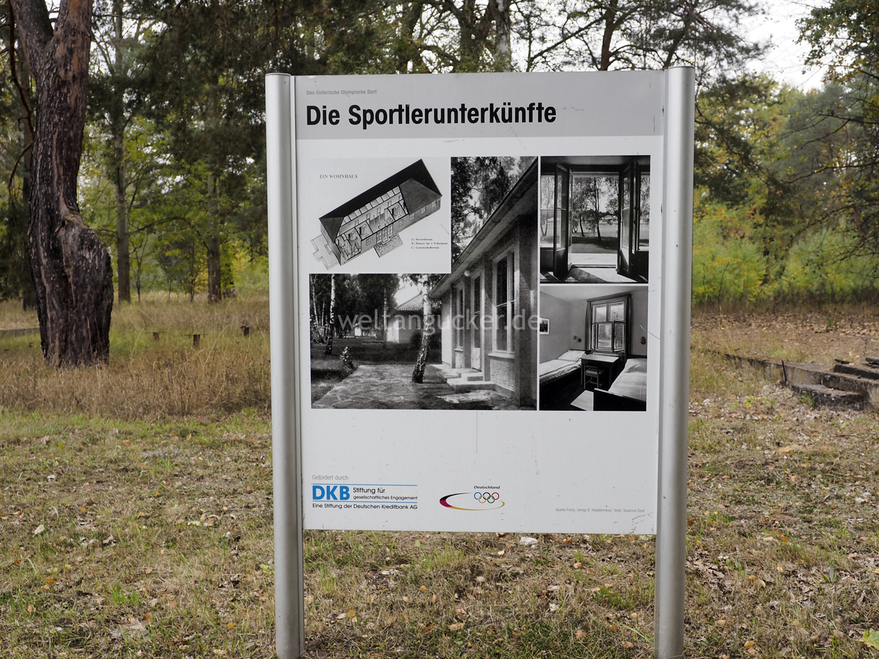 Grundmauern der Sportlerunterkünfte im Olympischen Dorf von 1936 (Elstal, Brandenburg, Deutschland)