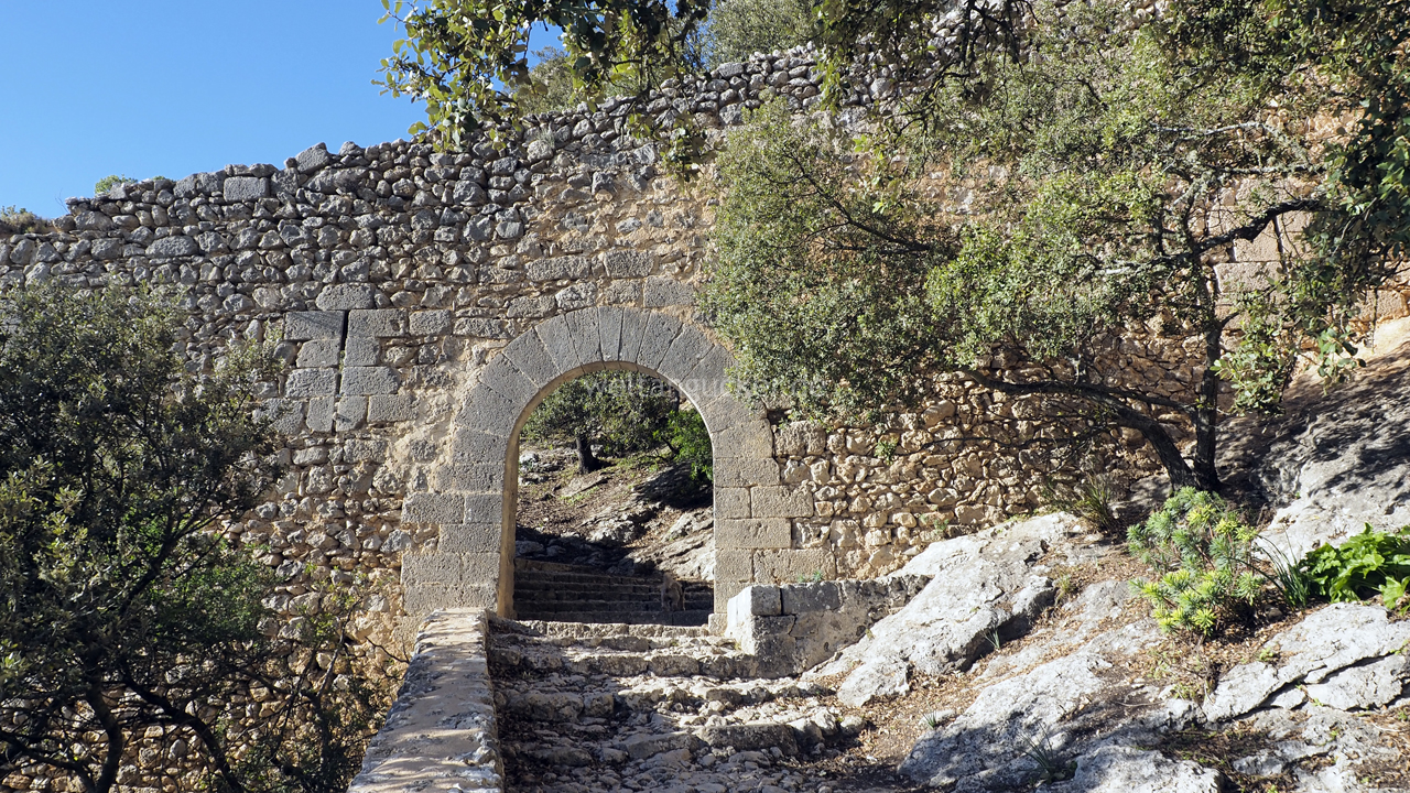 Torbogen zum Castell d'Alaró (Mallorca, Spanien)