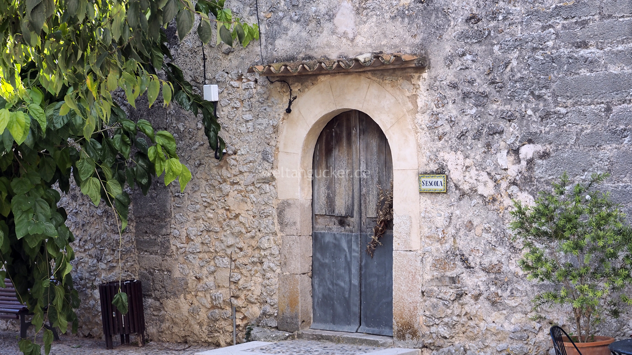 Das alte Schulhaus am Dorfplatz von Orient (Mallorca, Balearen, Spanien)