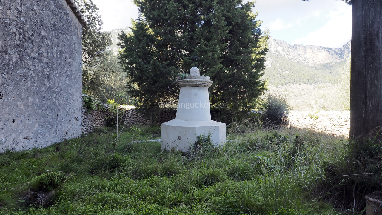Friedhof der Wallfahrtskirche Sant Jordi im Oberdorf von Orient (Mallorca, Balearen, Spanien)