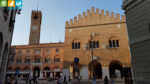 Palazzo della Prefettura mit dem Stadtturm in Treviso (Venetien, Italien)