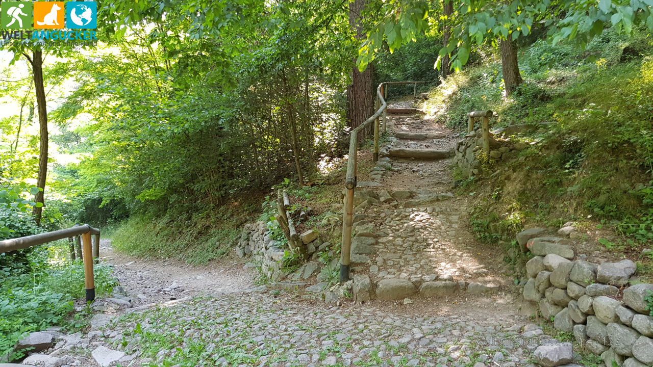 Wanderweg zur Gruppe 2 der Piramidi di terra di Segonzano (Trentino, Italien)