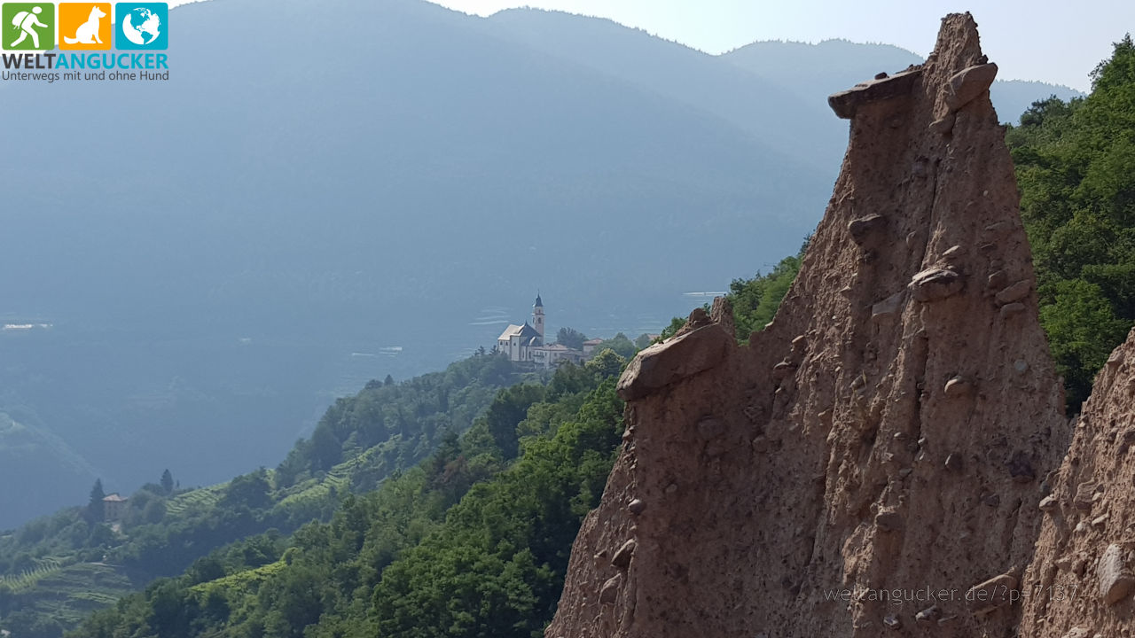 Blick auf Stedro von den Piramidi di terra di Segonzano (Trentino, Italien)