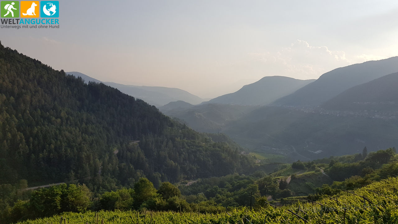 Blick vom Wanderweg nach Stedro über das Valle di Cembra (Trentino, Italien)