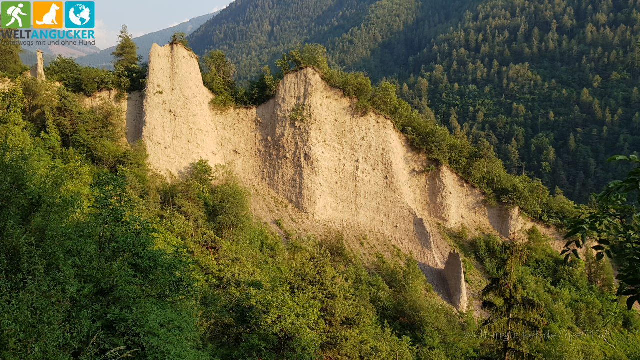 Blick auf Gruppe 2 der Piramidi di terra di Segonzano (Trentino, Italien)