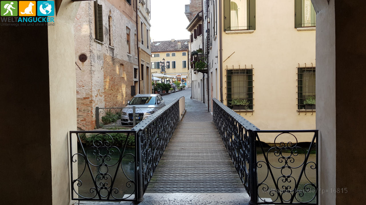 Brücke über den Canale dei Buranelli zur Piazza San Vito (Treviso, Venetien, Italien)