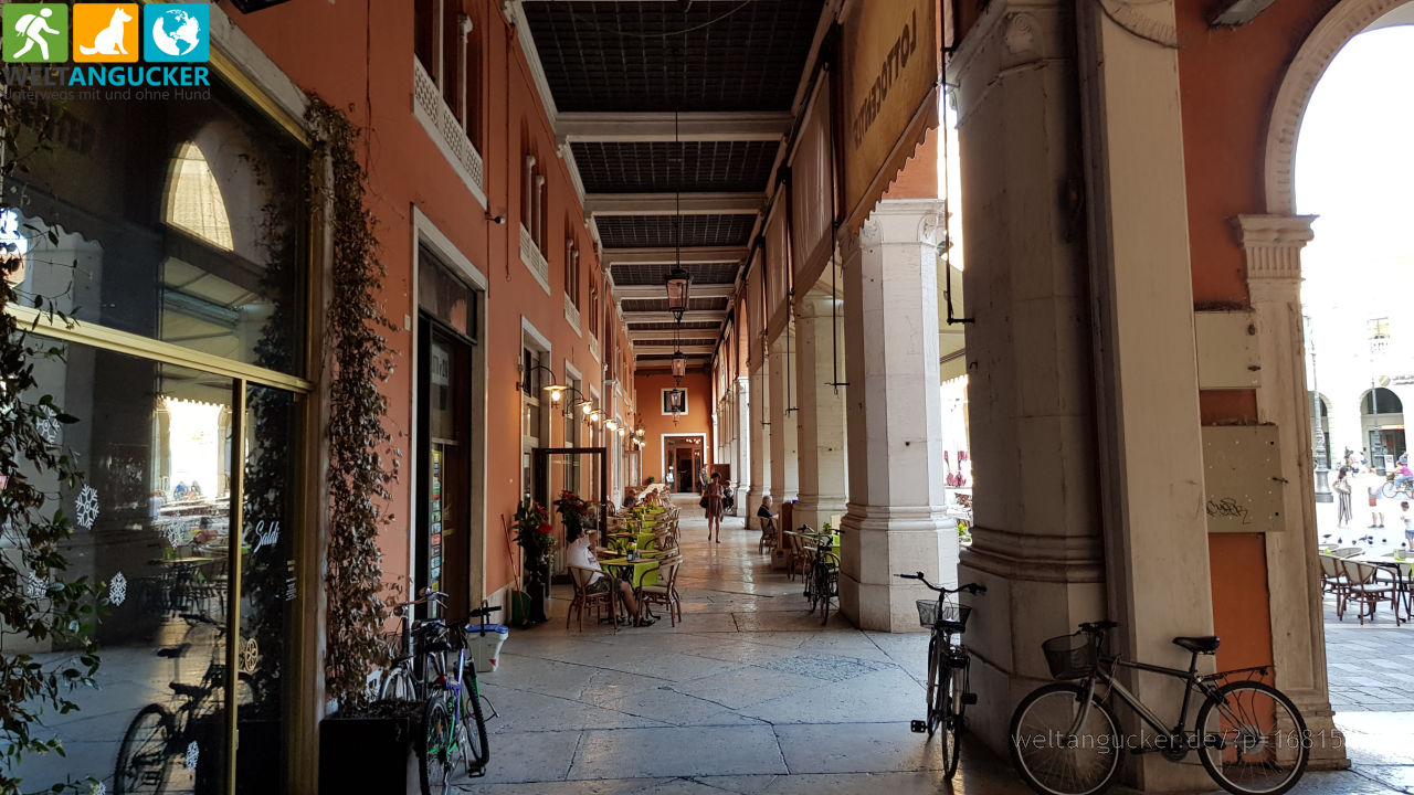 Arkaden an der Piazza dei Signori in Treviso (Venetien, Italien)