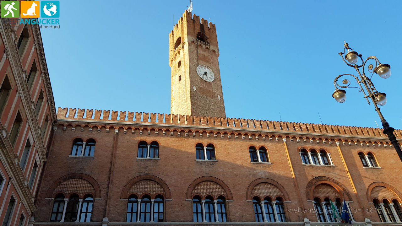 Palazzo della Prefettura mit dem Stadtturm in Treviso (Venetien, Italien)