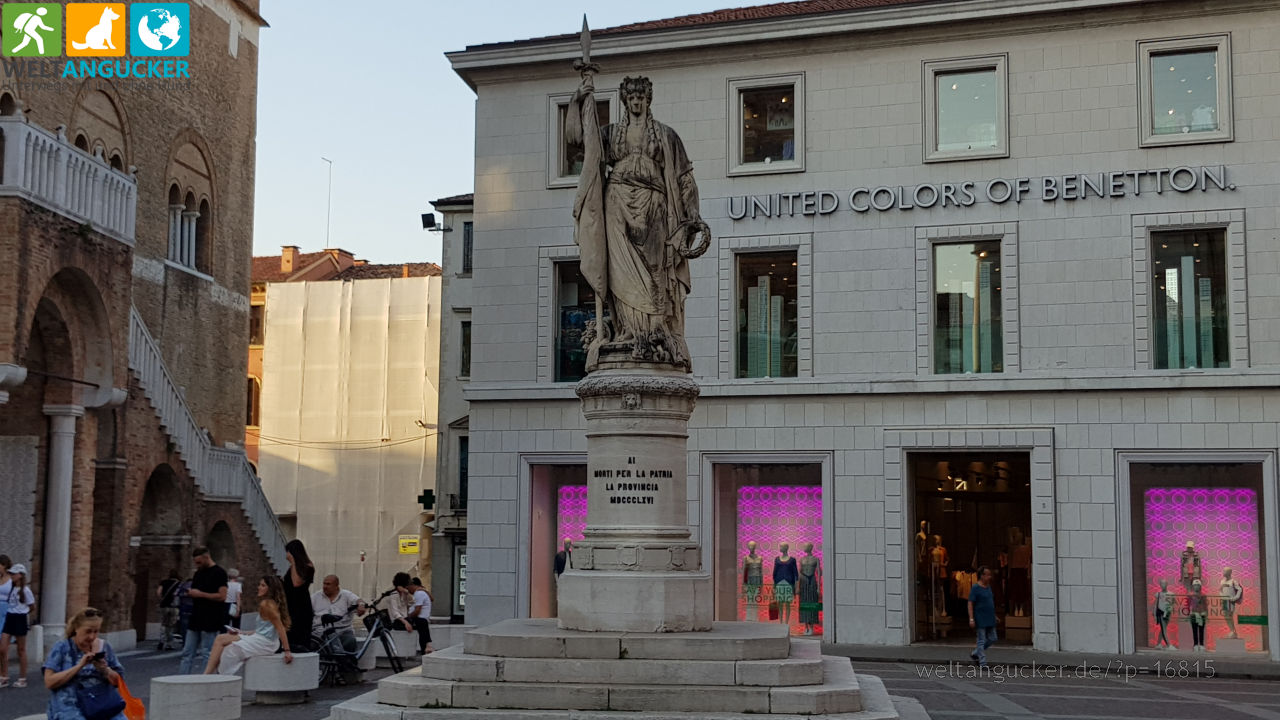Piazza di Indipendenza mit der Statue der Teresona in Treviso (Venetien, Italien)