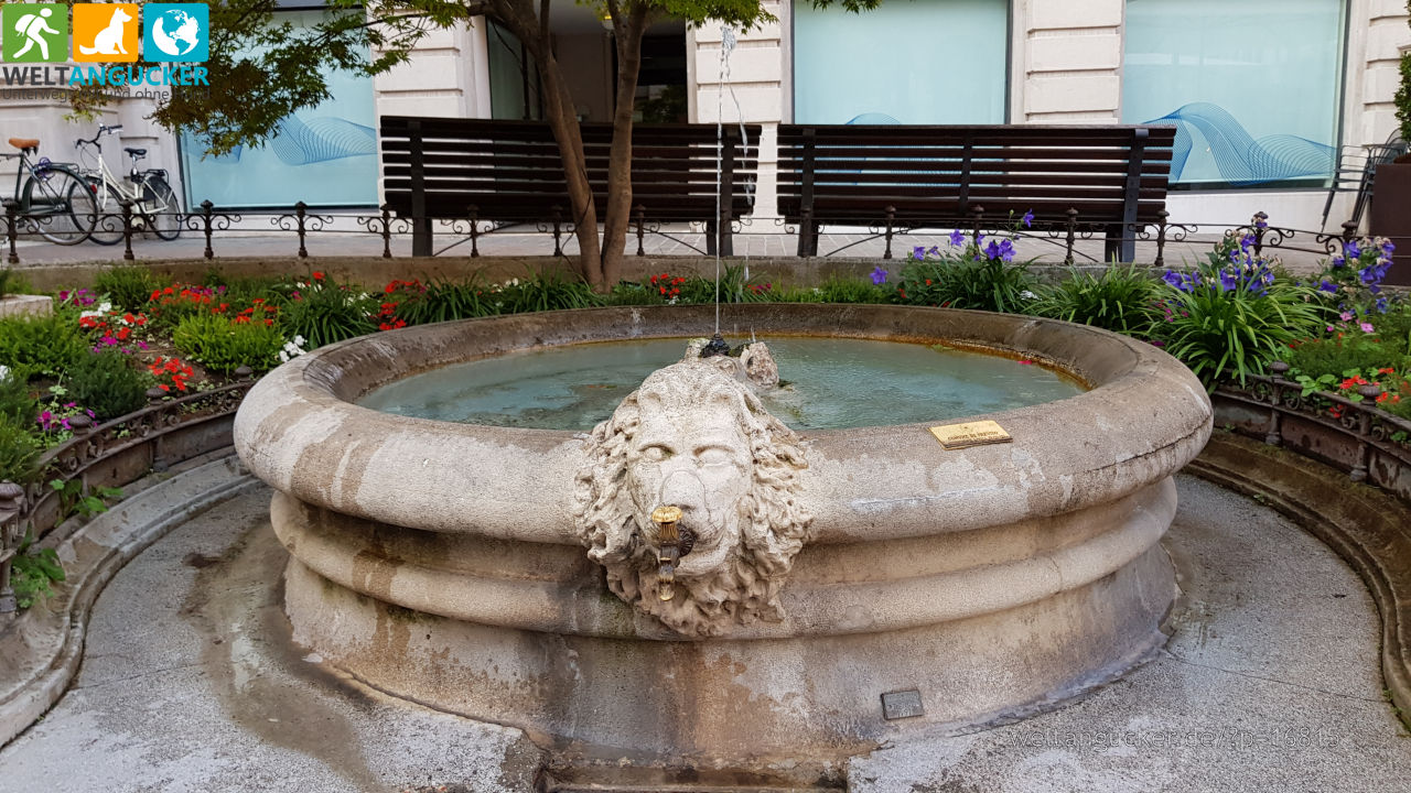 Brunnenanlage an der Piazza Francesco Crispi in Treviso (Venetien, Italien)