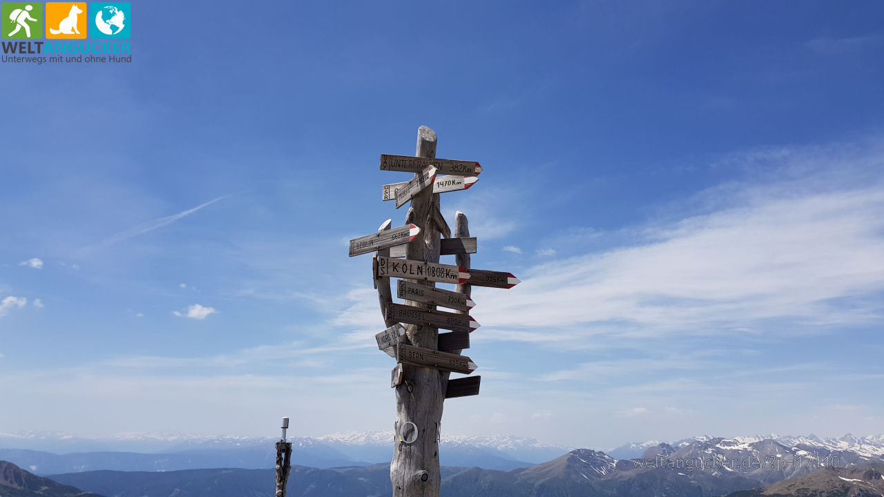 Wegweiser am Gipfel des Sattele (Höhenrundweg 9B, Südtirol, Italien)