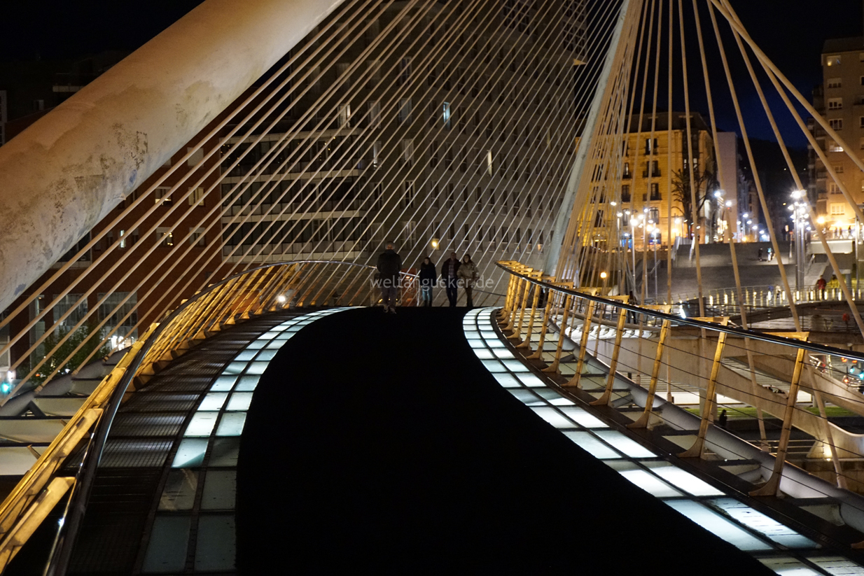 Fußgängerbrücke Zubizuri in Bilbao bei Nacht (Baskenland, Spanien)