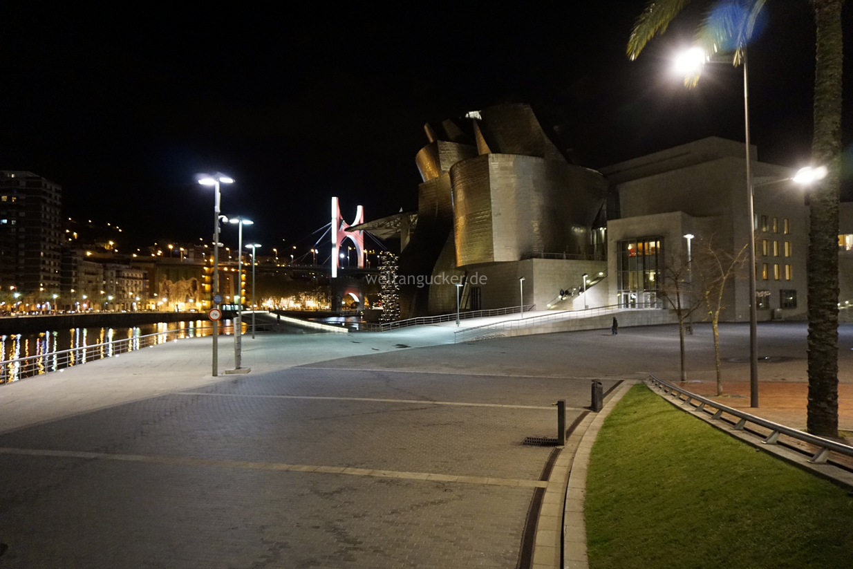 Muelle Campa de los Ingleses mit dem Guggenheim-Museum bei Nacht in Bilbao (Baskenland, Spanien)