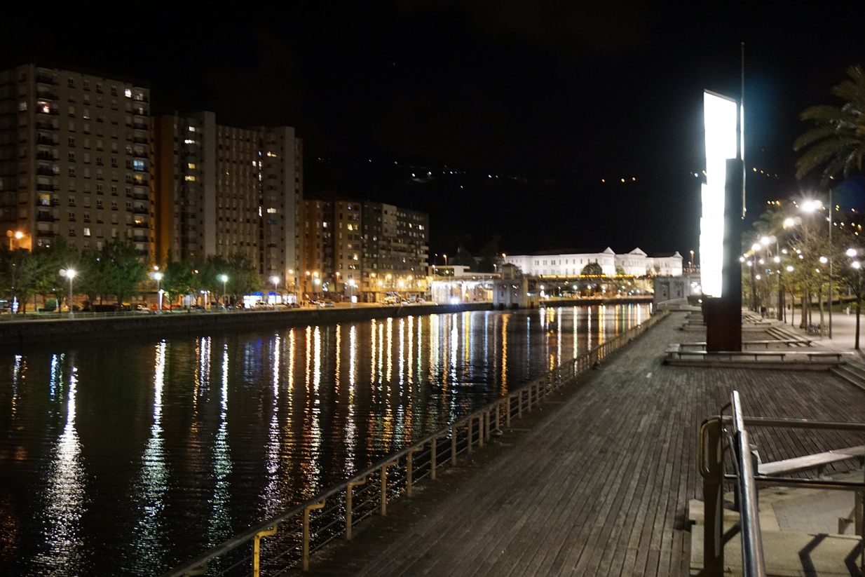 Im alten Hafengebiet von Bilbao bei Nacht (Baskenland, Spanien)