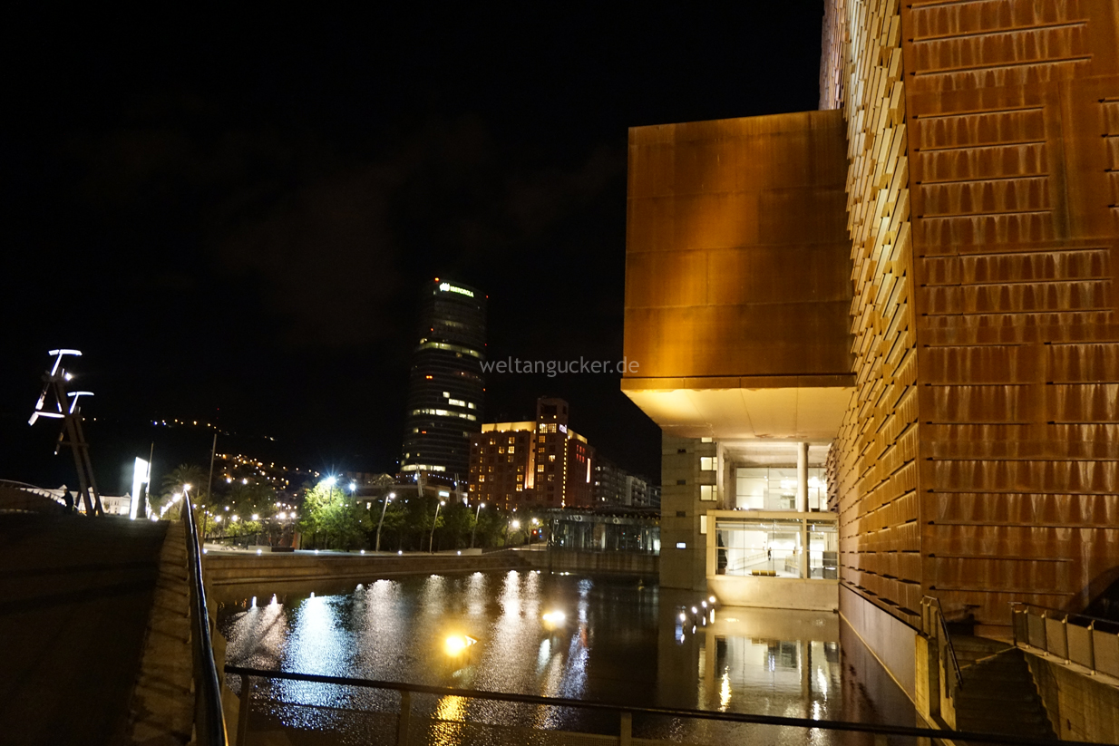 Im alten Hafengebiet von Bilbao bei Nacht (Baskenland, Spanien)