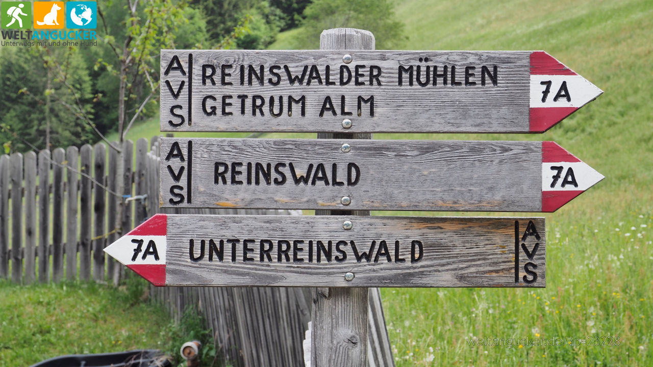 Wegweiser am Wanderweg 7a in Unterreinswald zu den Reinswalder Mühlen (Sarntal, Südtirol, Italien)