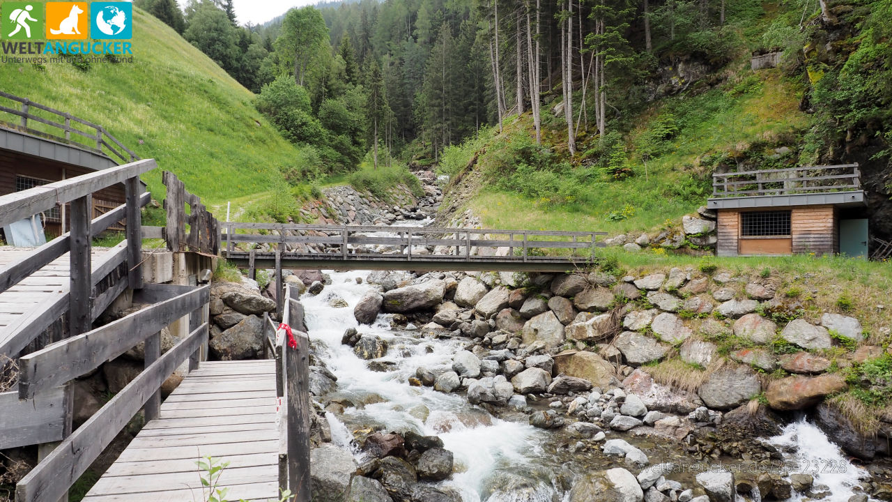 5/12 - Wasserkraftwerk am Wanderweg 7a zu den Reinswalder Mühlen (Unterreinswald, Südtirol, Italien)