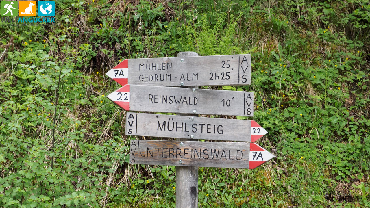 12/12 - Wegweiser am Wanderweg 7a an der Via Astfeld (Reinswald, Südtirol, Italien)