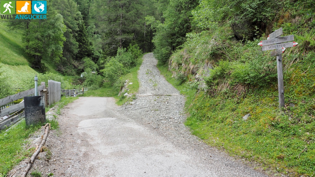 11/12 - Wegweiser am Wanderweg 7a an der Via Astfeld (Reinswald, Südtirol, Italien)
