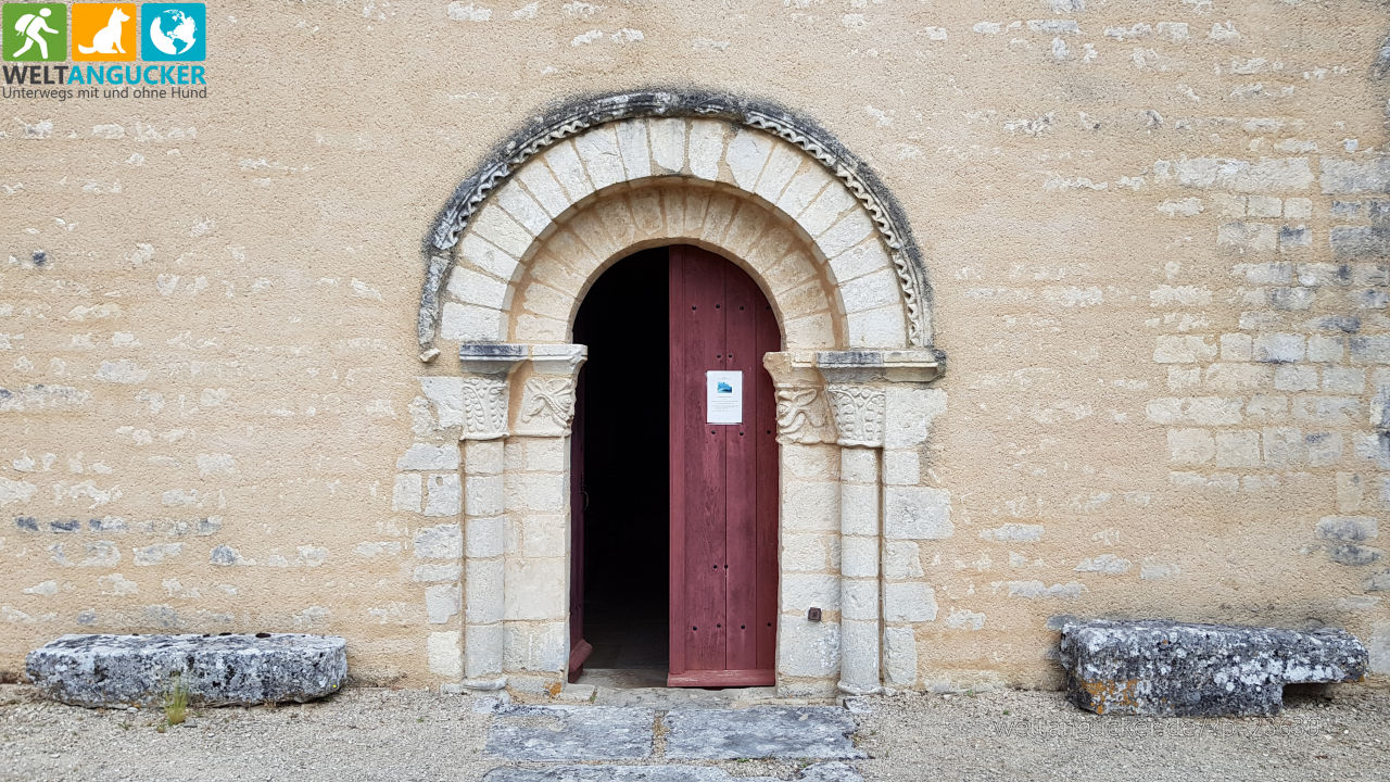 Kirchentür der Église Saint-Léger in Champagné-le-Sec (Vienne, Nouvelle Aquitaine, Frankreich)