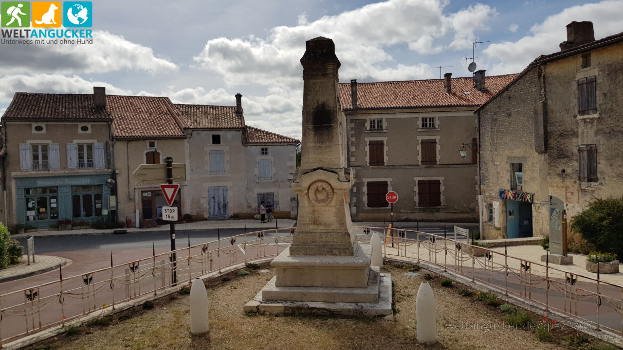 2/17 - Denkmal der Kriegsopfer Tusson (Charente, Nouvelle Aquitaine, Frankreich)
