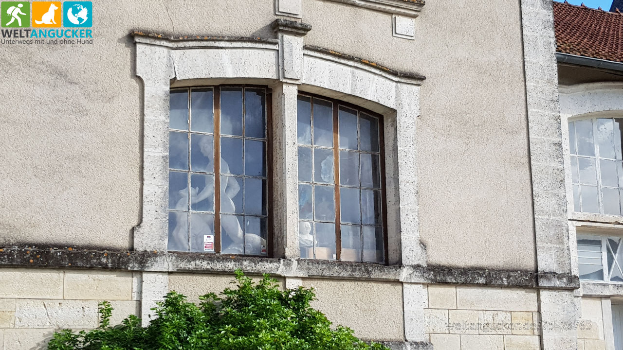 16/17 - Les Halles et la Mairie in Tusson (Charente, Nouvelle Aquitaine, Frankreich)