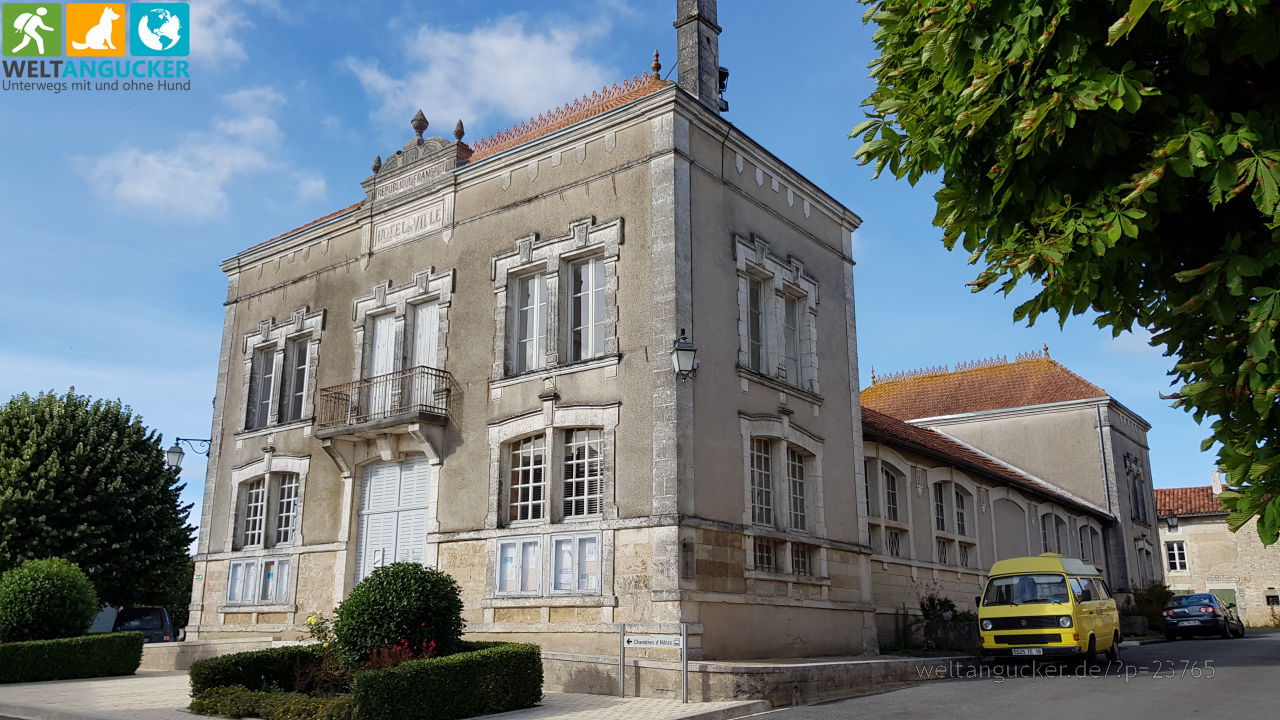 14/17 - Les Halles et la Mairie in Tusson (Charente, Nouvelle Aquitaine, Frankreich)