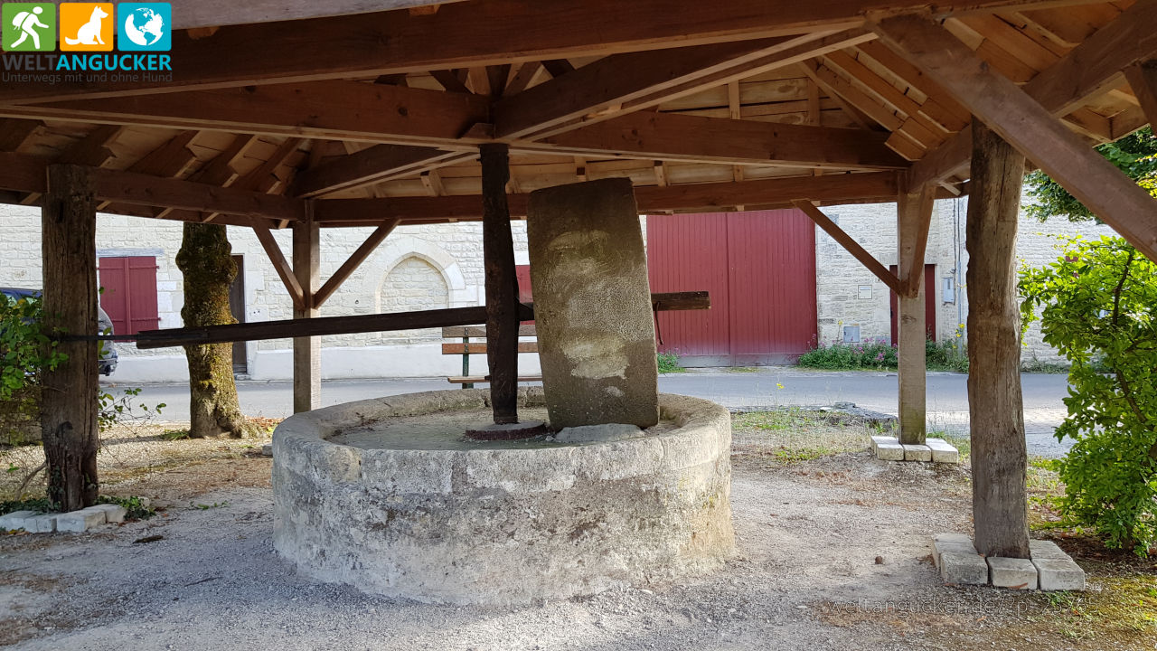 7/7 - Mühlstein in alten Dorfkern von Tusson (Charente, Nouvelle Aquitaine, Frankreich)
