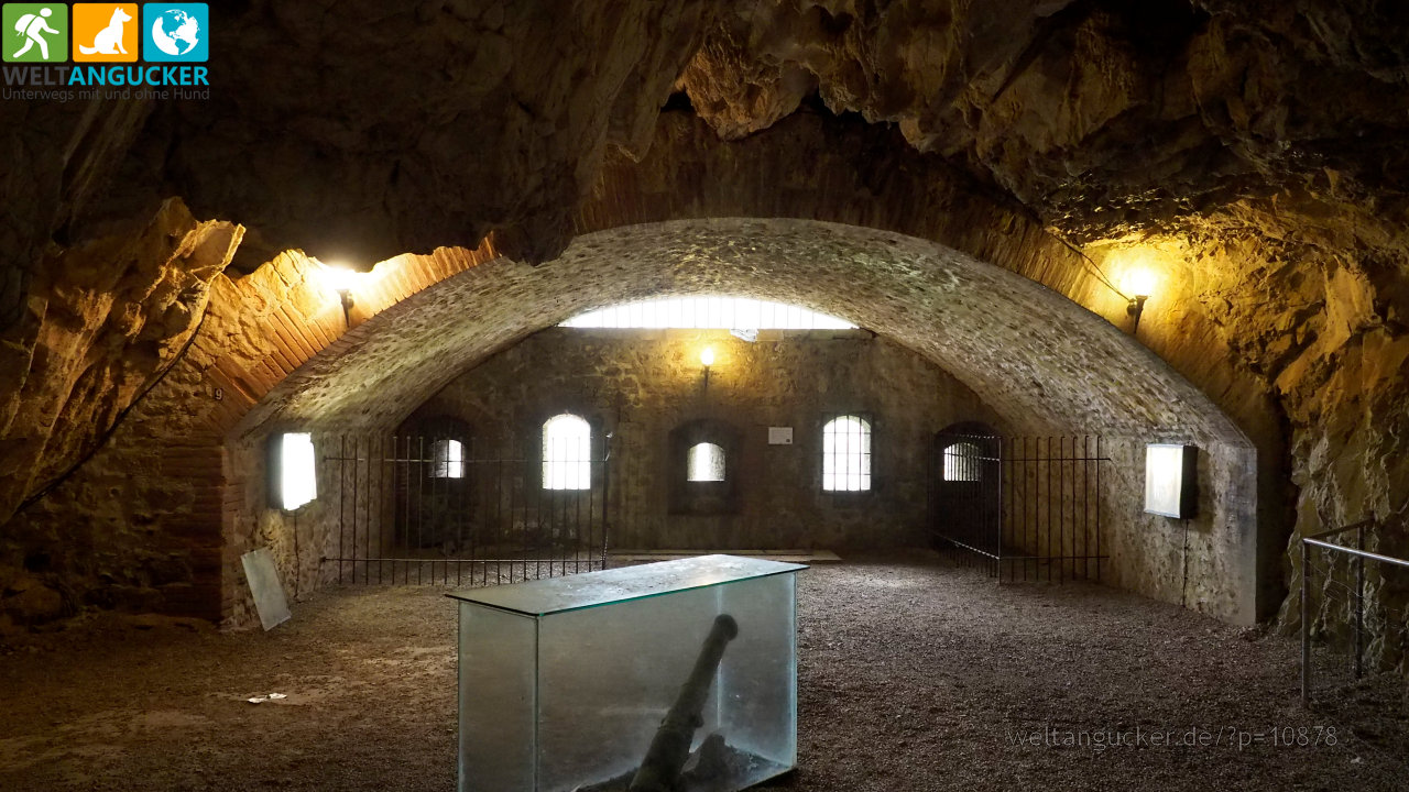 24/25 - Grotte fortifiée Cova Bastera, Villefranche-de-Conflent (Pyrénées-Orientales, Okzitanien, Frankreich)